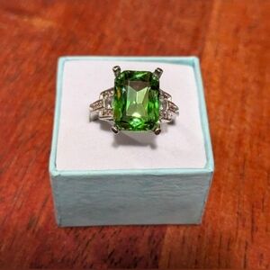 Ladies Brilliant Man-Made Peridot Cocktail Ring (7.25)